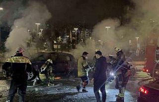 Park halindeki otomobilde yangın çıktı, alevler...