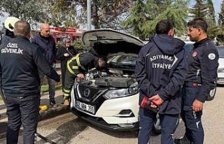 Park halindeki otomobilden yükselen duman korkuttu