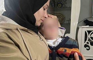 Parkta 2 yaşındaki evladı boğazından bıçaklanan...