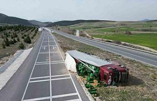 Patates yüklü tır devrildiği kazada 3 kişi yaralandı