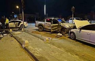 Pikap ile otomobilin çarpıştığı kazada ortalık...