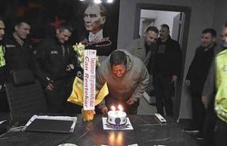 Polisi karşılarında görünce önce rol icabı...