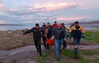 Polisler soğuk havaya aldırış etmeden Van Gölü’ne...