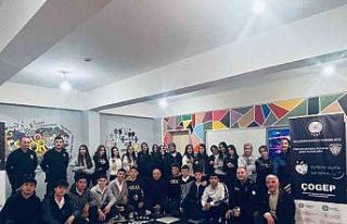 Polisten 50 öğrenciye kurs malzemesi yardımı