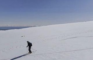 Polonyalı dağcılar Süphan Dağı’ndan kayakla...