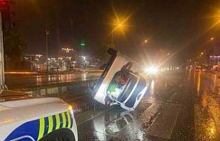 Refüje çarpıp yan yatan otomobilde bulunanların...
