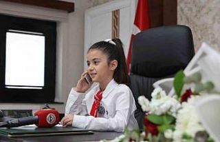 Rektör Prof. Dr. Altun, koltuğunu Minik Emine Defne’ye...