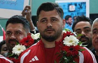 Rıza Kayaalp ve Güreş Milli Takımı yurda döndü