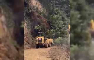 Rize’de heyelanı temizleyen iş makinesi 2. heyelandan...