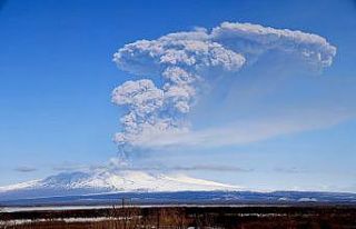 Rusya’daki Şiveluç Yanardağı 11 kilometre yüksekliğe...