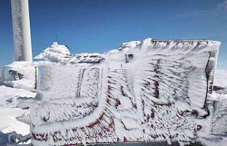 Rüzgâr türbinlerine ulaşmak için karla kaplı...