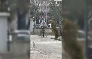 Rüzgârın devirdiği polis çelengini genç yerine...