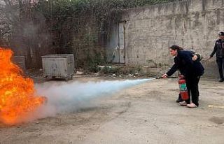 Sağlık çalışanlarına uygulamalı yangın eğitimi...