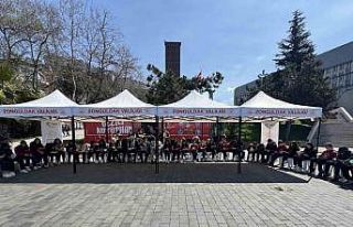 Sahil bandında kitap okudular