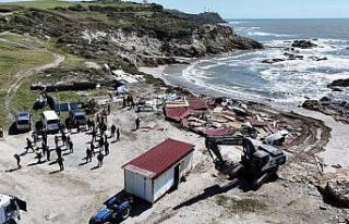 Sahil kenarındaki kaçak yapıların yıkımı sürüyor