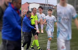 Sakatlanan futbolcuyu maçın hakemi kucağında taşıdı