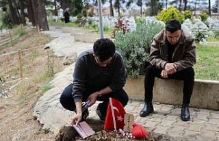 Saldırıda ölen çocukların mezarına duygulandıran...