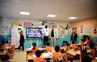 Şampiyon dev adamlar öğrencilerle bir araya geldi