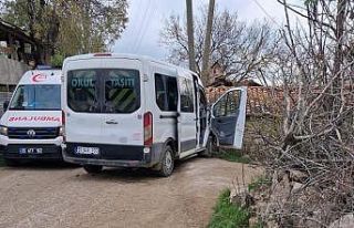 Samsun’da öğrenci servisi direğe çarptı: 12...