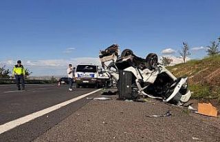 Şanlıurfa’da hafif ticari araç otomobille çarpıştı:...