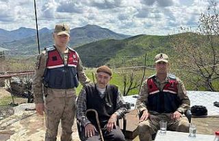 Sason’da jandarma köy okullarını gezdi, yaşlılarla...