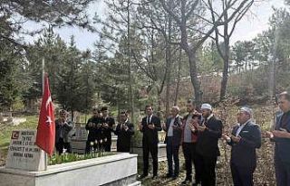 Şehit Polis Memuru Mustafa Yavuz mezarı başında...