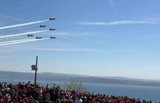 Şehitler Abidesi’nde Türk Yıldızları gösterisi...