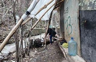 Sel sularından korunmak için odun ve çalılarla...
