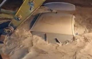 Selde hayatını kaybeden 2 kişinin bulunduğu aracın...