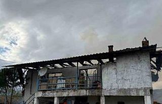 Selendi’de 2 katlı ev yangında kül oldu