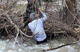 Şemdinli’de dereye düşen çocuk için seferberlik...