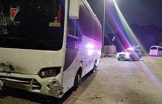 Serik’te midibüs ile çarpışan motosikletli yaralandı