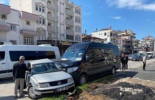 Serik’te tur minibüsü ile otomobil çarpıştı:...