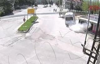 Servis minibüsü kaldırıma çarparak durağı yere...