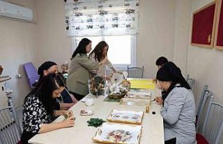 Sessizliğini sanatla aştı: İşitme engelli Sinem’in...