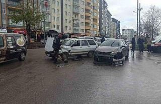 Seydişehir’de iki otomobil kavşakta çarpıştı:...