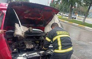 Seyir halindeki otomobil alev aldı