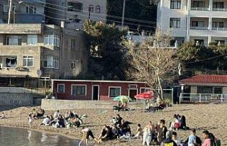 Sıcak havanın tadını sahilde değerlendirdiler