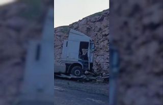 Siirt-Batman kara yolunda yoldan çıkan tır kaza...