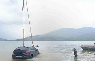 Siirt’te otomobil baraj gölüne düştü