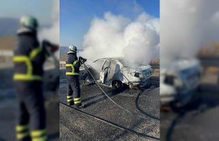 Siirt’te seyir halindeki otomobil alev topuna döndü