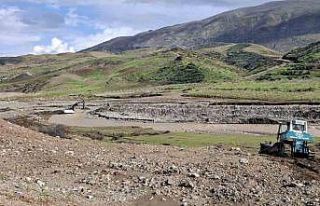 Siirt’te taşkın riskine karşı müdahale çalışmaları...