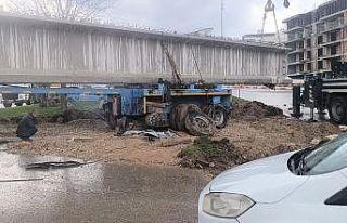 Siirt’te tıra yüklü 50 metrelik köprü kirişi...