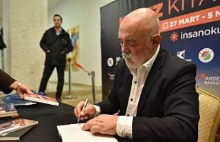 Sinema oyuncusu Ercan Kesal, Kepez Kitap Fuarı’nda...