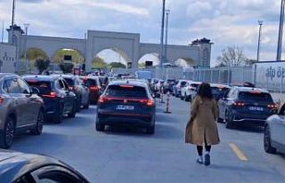 Sınır kapısında 23 Nisan yoğunluğu: Saatlerdir...