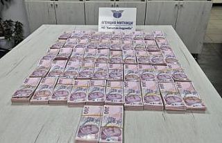 Sınır kapısında yolcu otobüsünde 1 milyon 40...