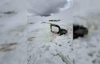 Şırnak’ta çığ düşen yolu açmak için ekipler...