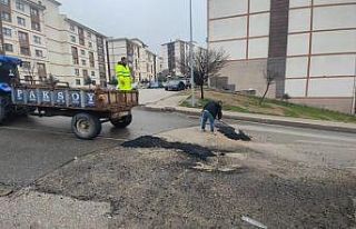 Şırnak’ta yollar için geçici asfaltlama çalışmaları...