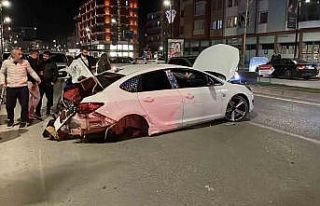 Sivas’ta üç kişinin yaralandığı kazada araç...