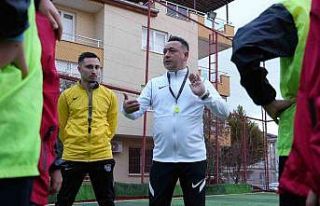 Sokaklardan sahalara uzanan başarı hikayesi: Memurluğu...